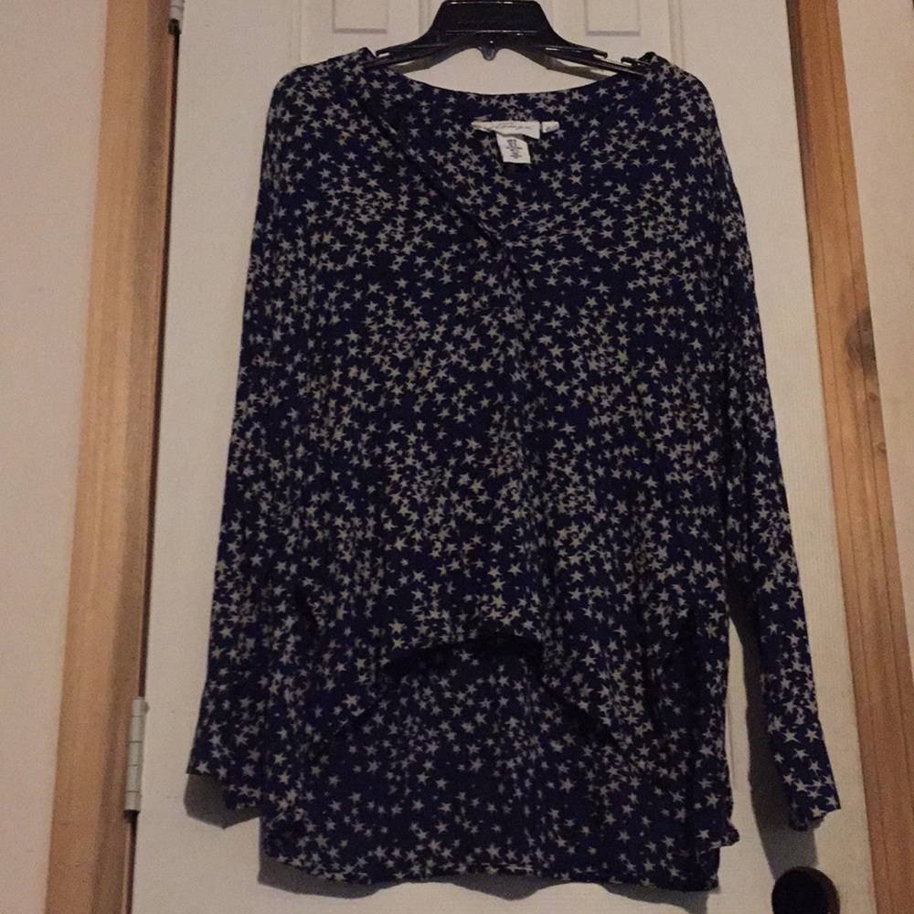 Long sleeves t-shirt half buttoned